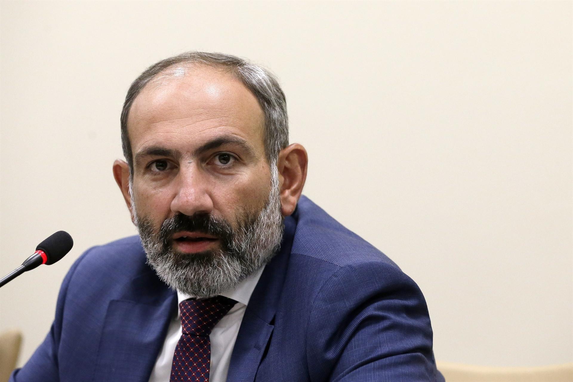 Armenian premier steps down, maneuvering for early election