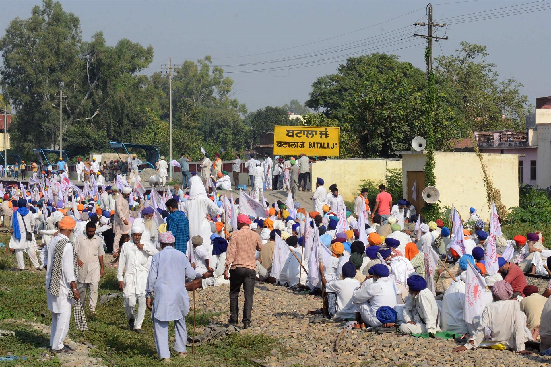 Dozens die after train runs over crowd in India