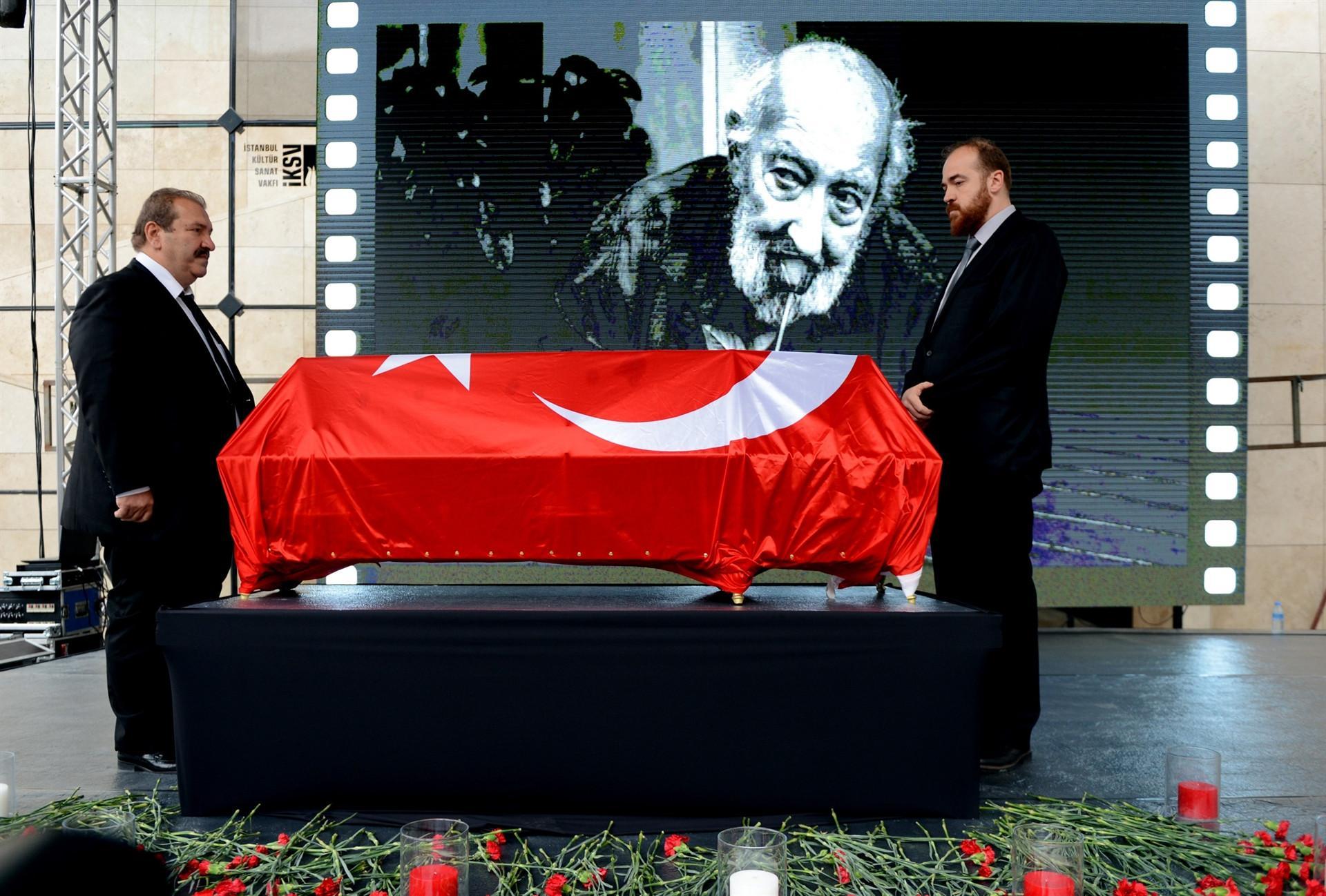 Thousands bid farewell to Turkeys iconic photographer Ara Güler