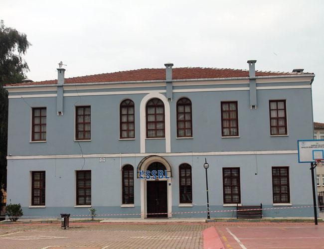 Historical school building evacuated after cracks appear in walls in Turkey’s Samsun