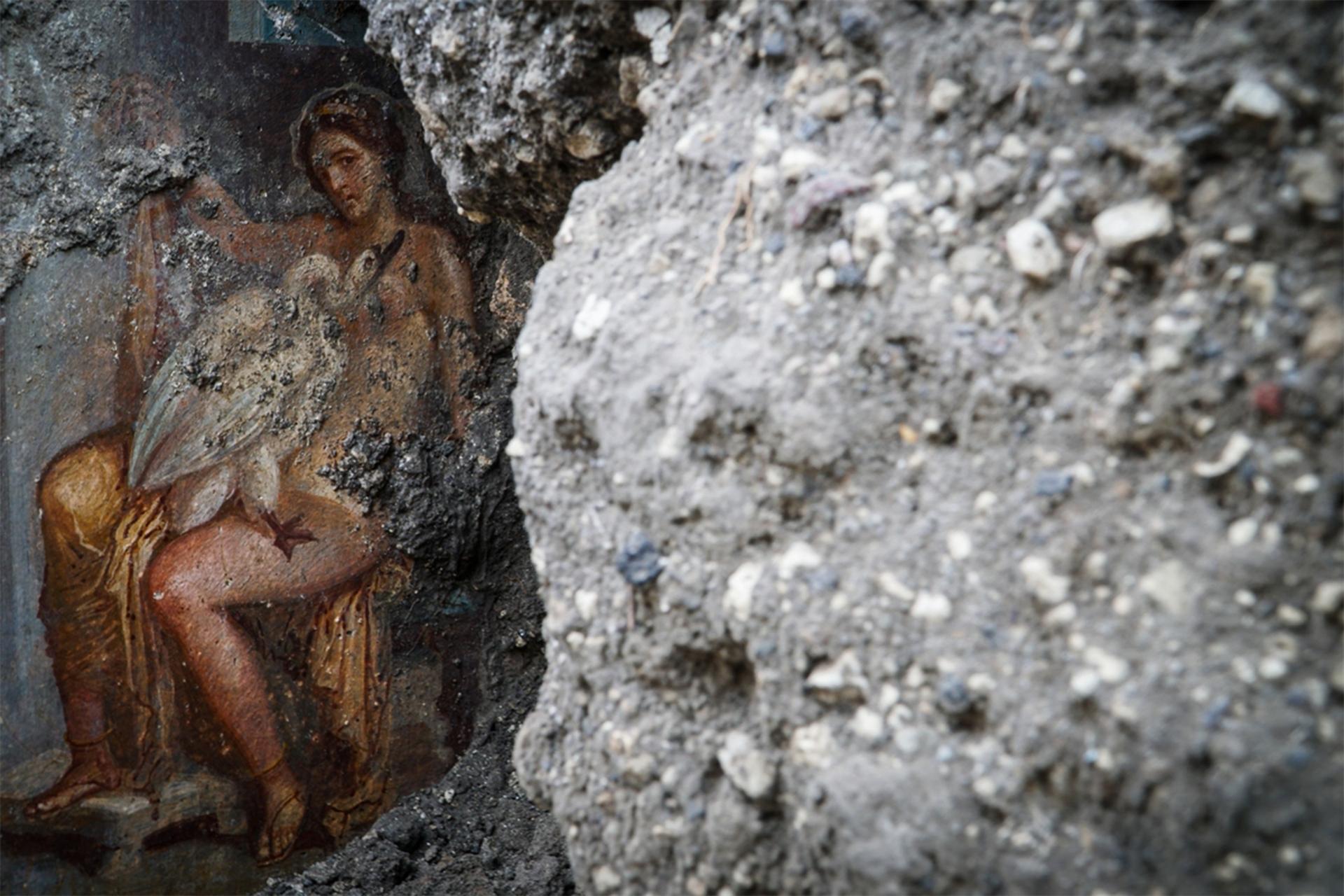 Sensual fresco discovered in ancient Pompeii bedroom