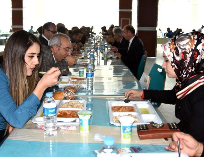 Academics to dine with students after food poisoning at Van university in Turkey’s east