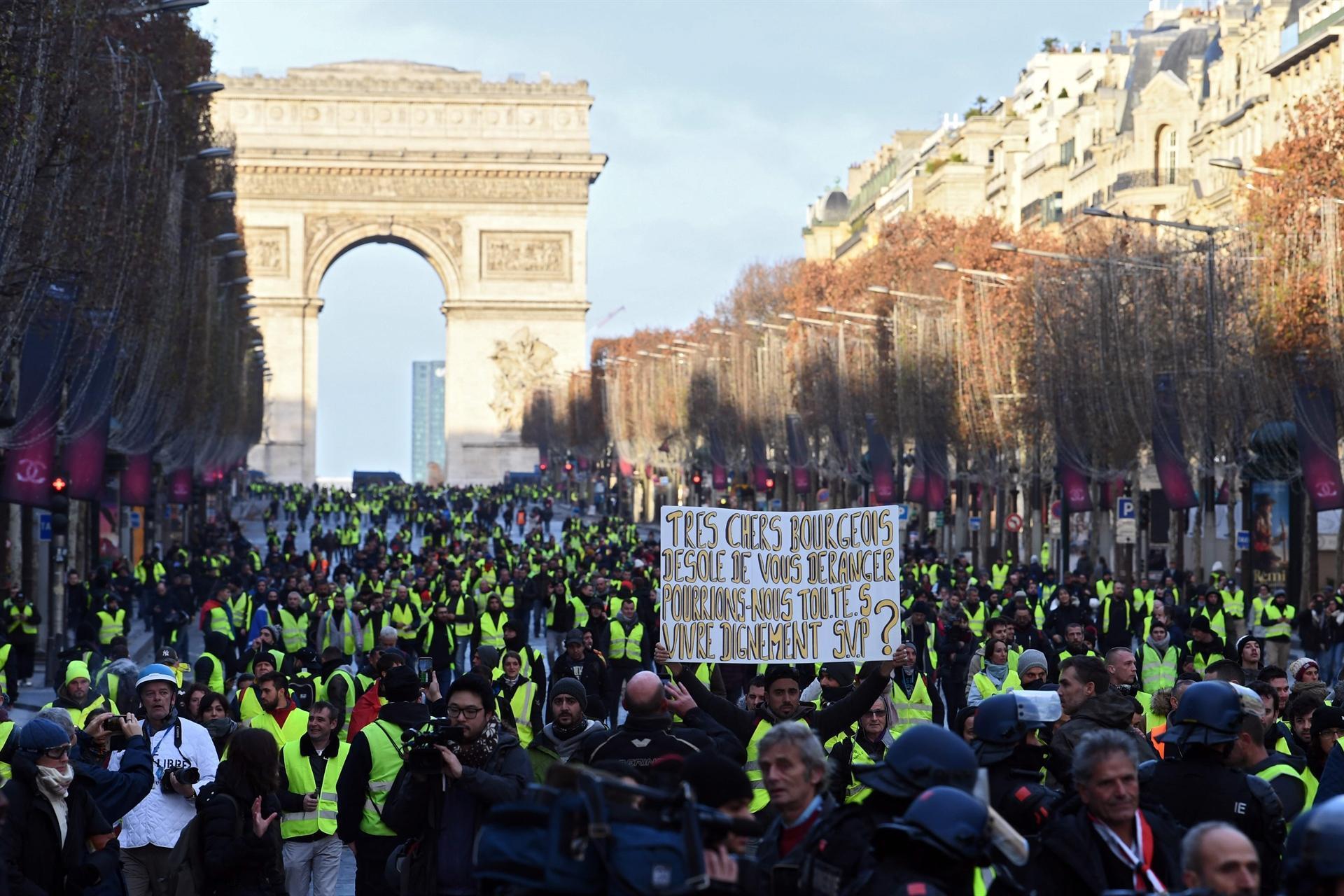 Tear gas, mass arrests as Paris hit by new protests
