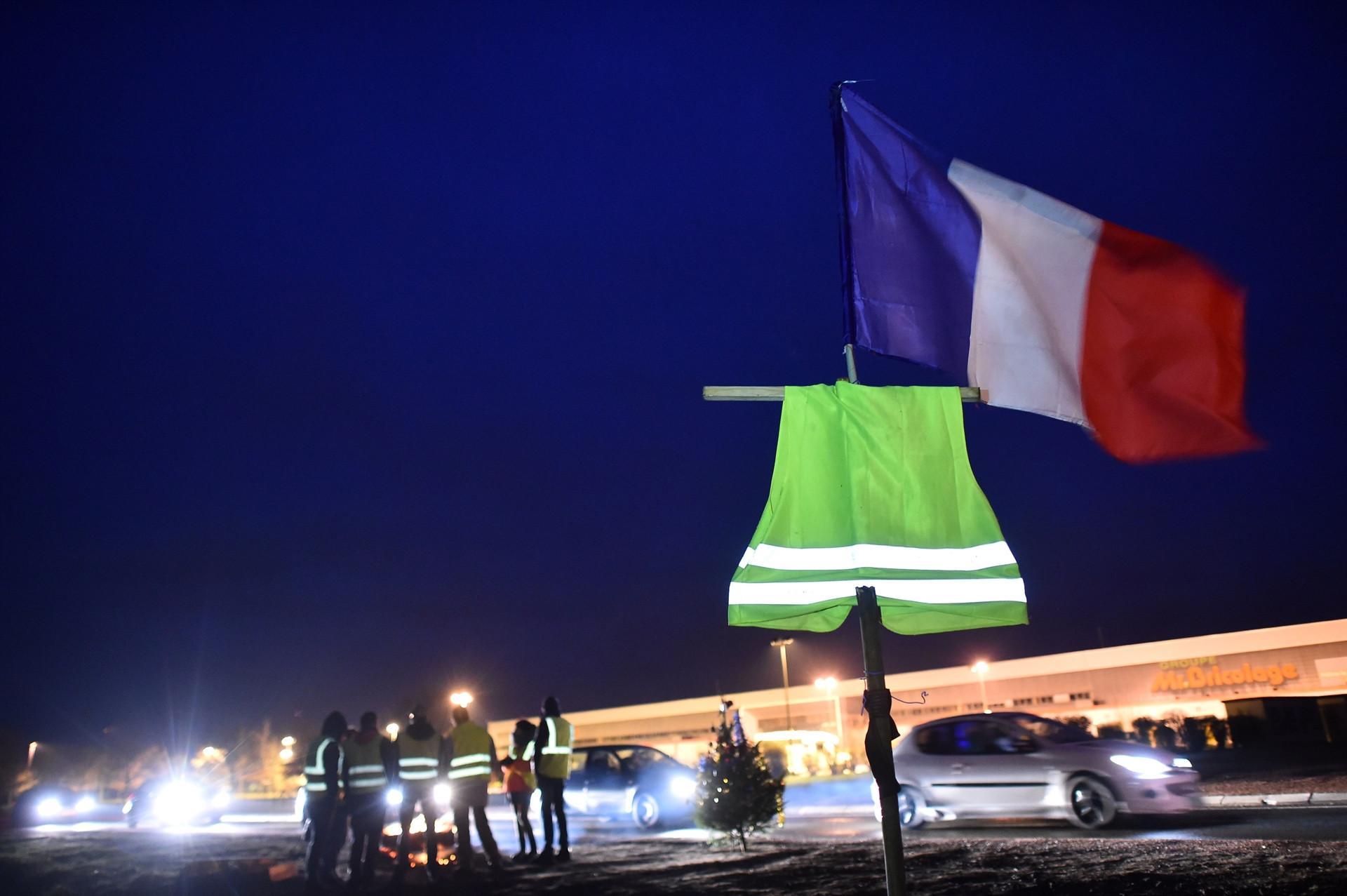 French government to rush through concessions for yellow vests