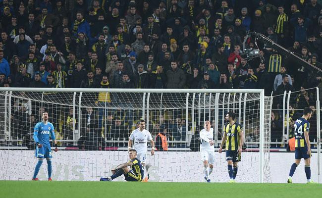 Fenerbahçe fails to impress in first game under new coach