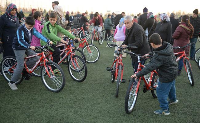 Kilis municipality distributes bicycles to kids whose parents quit smoking