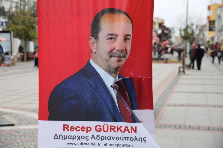 Turkish mayor under fire for welcoming tourists with Greek sign