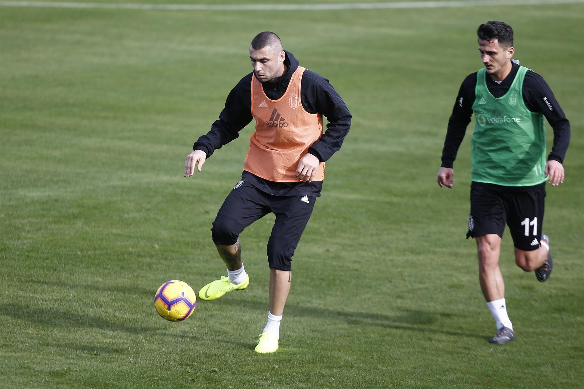 Beşiktaş signs Burak Yılmaz amid fan protests