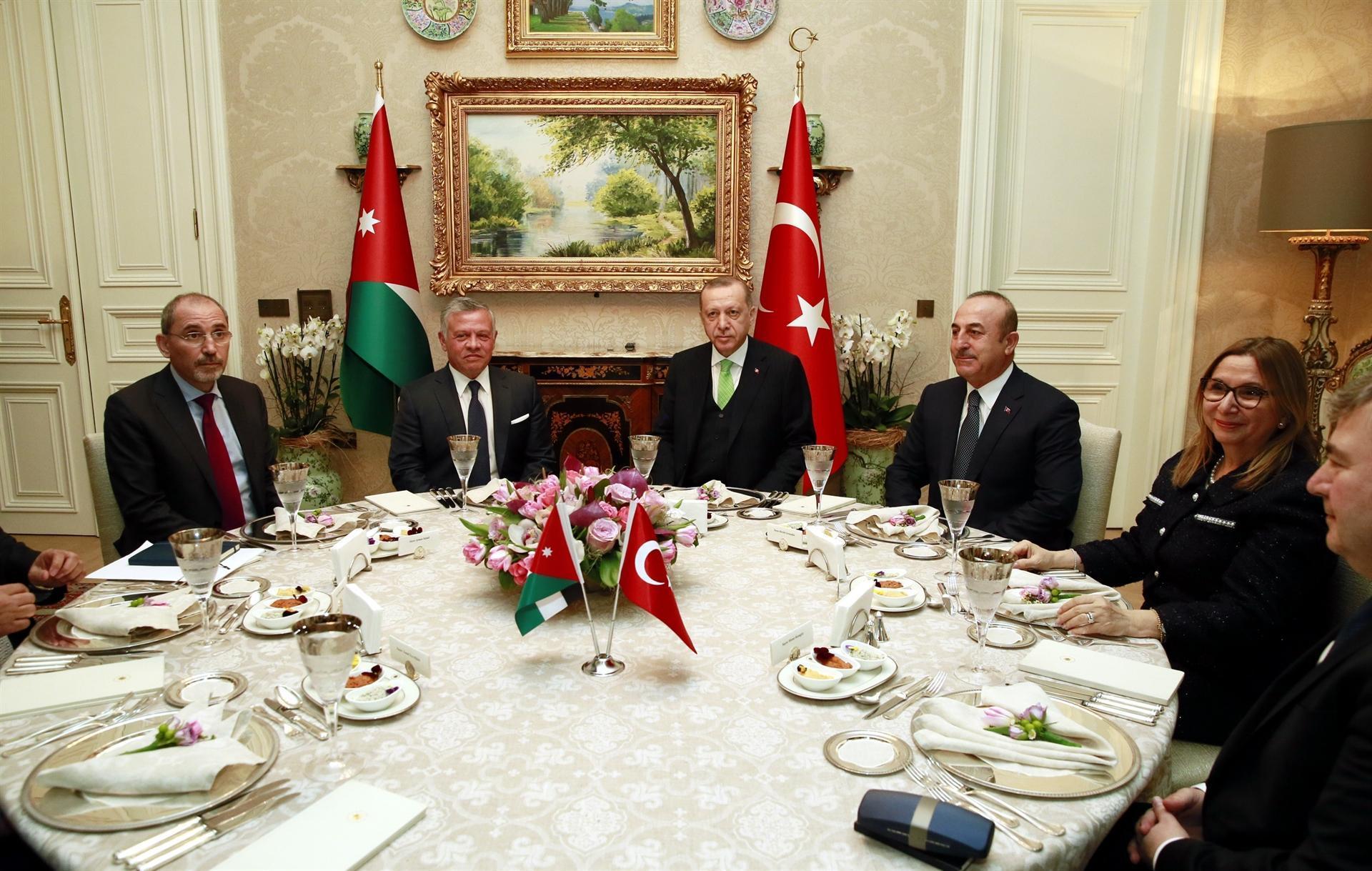 Turkish president meets Jordanian king over dinner