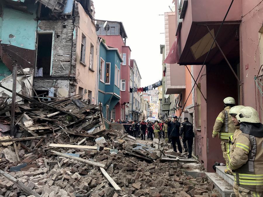 3-story building collapses in Istanbul’s Balat neighborhood