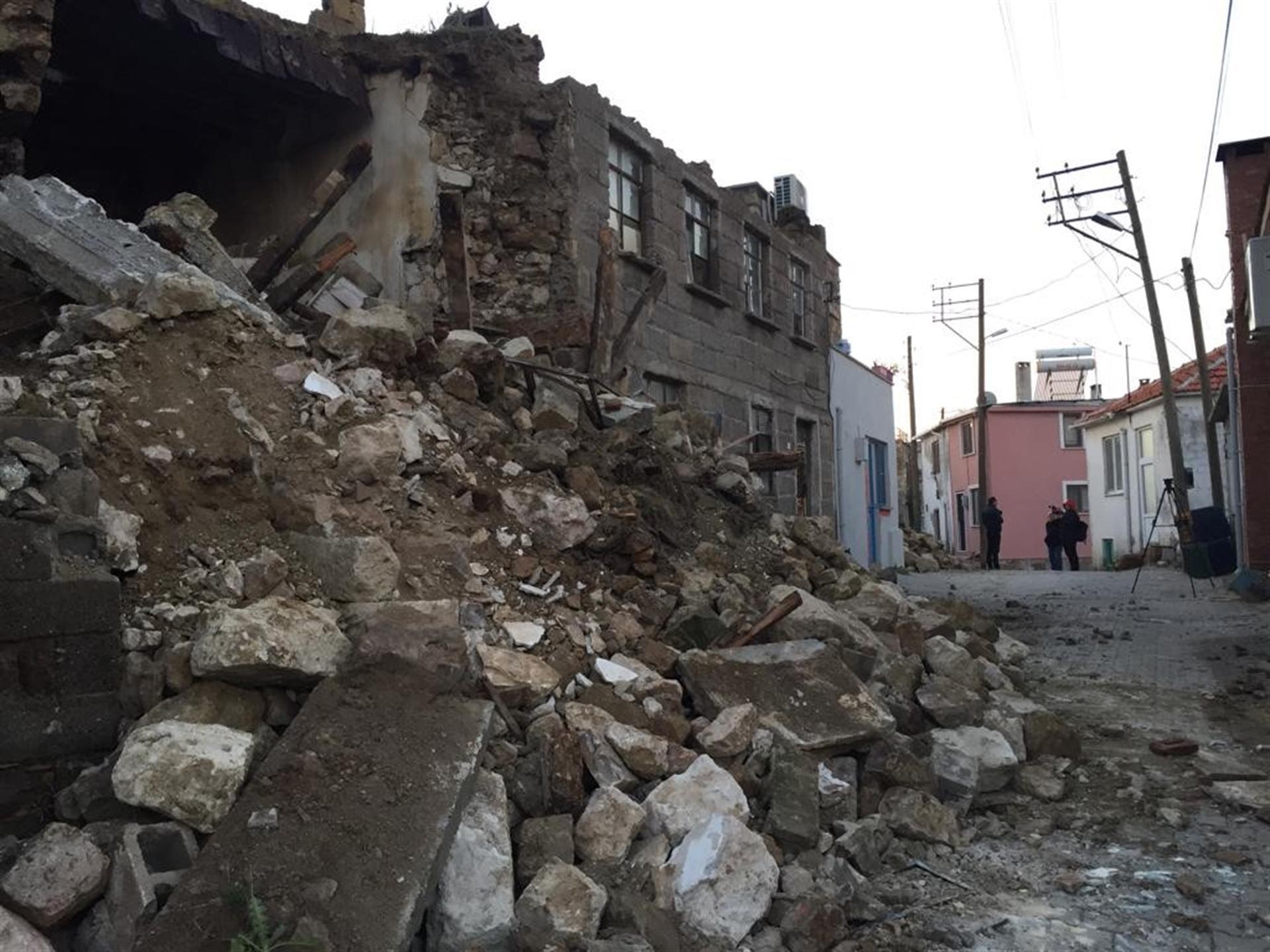 5.0-magnitude earthquake strikes Turkeys west