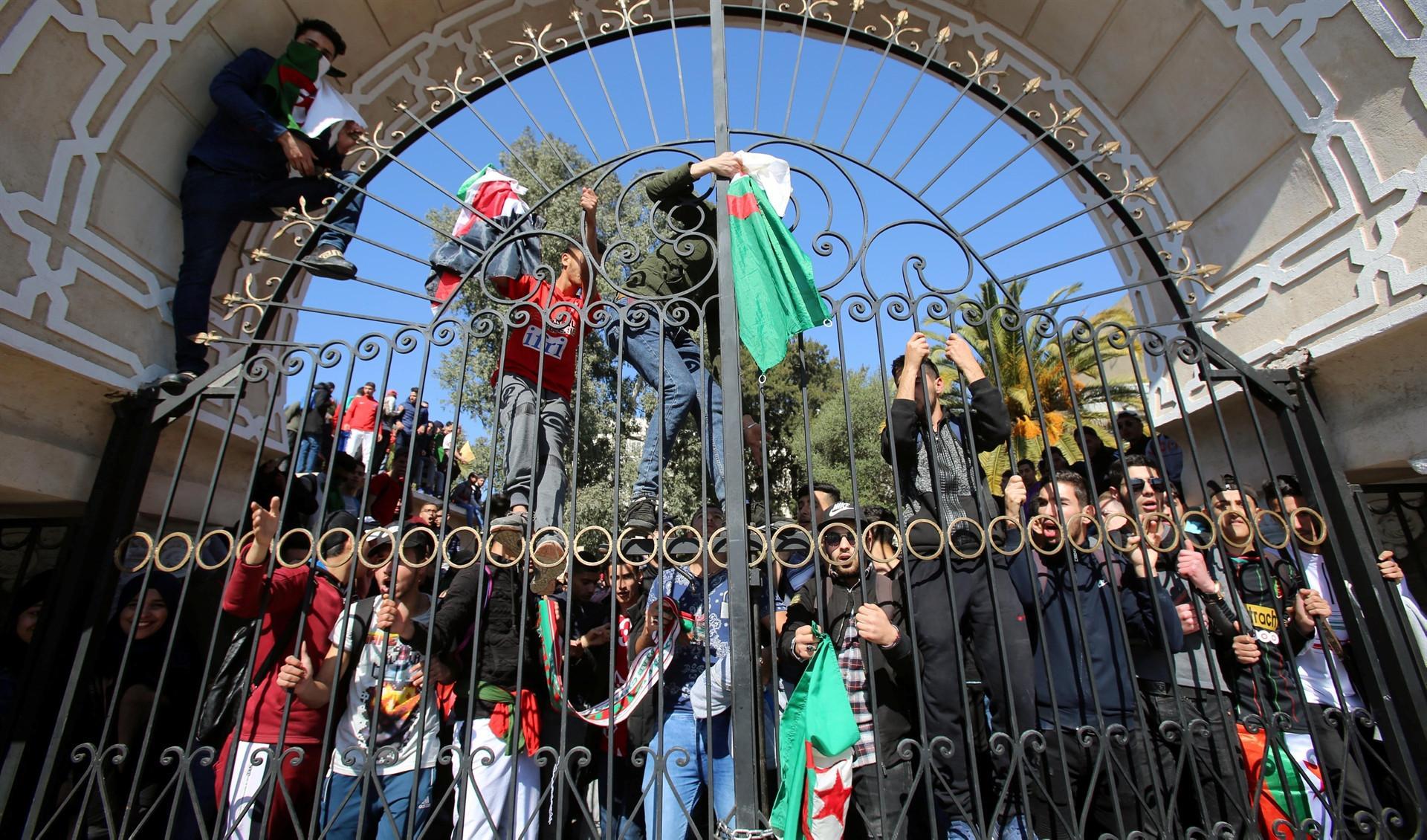 Algeria president’s offer to protesters fails to quell anger