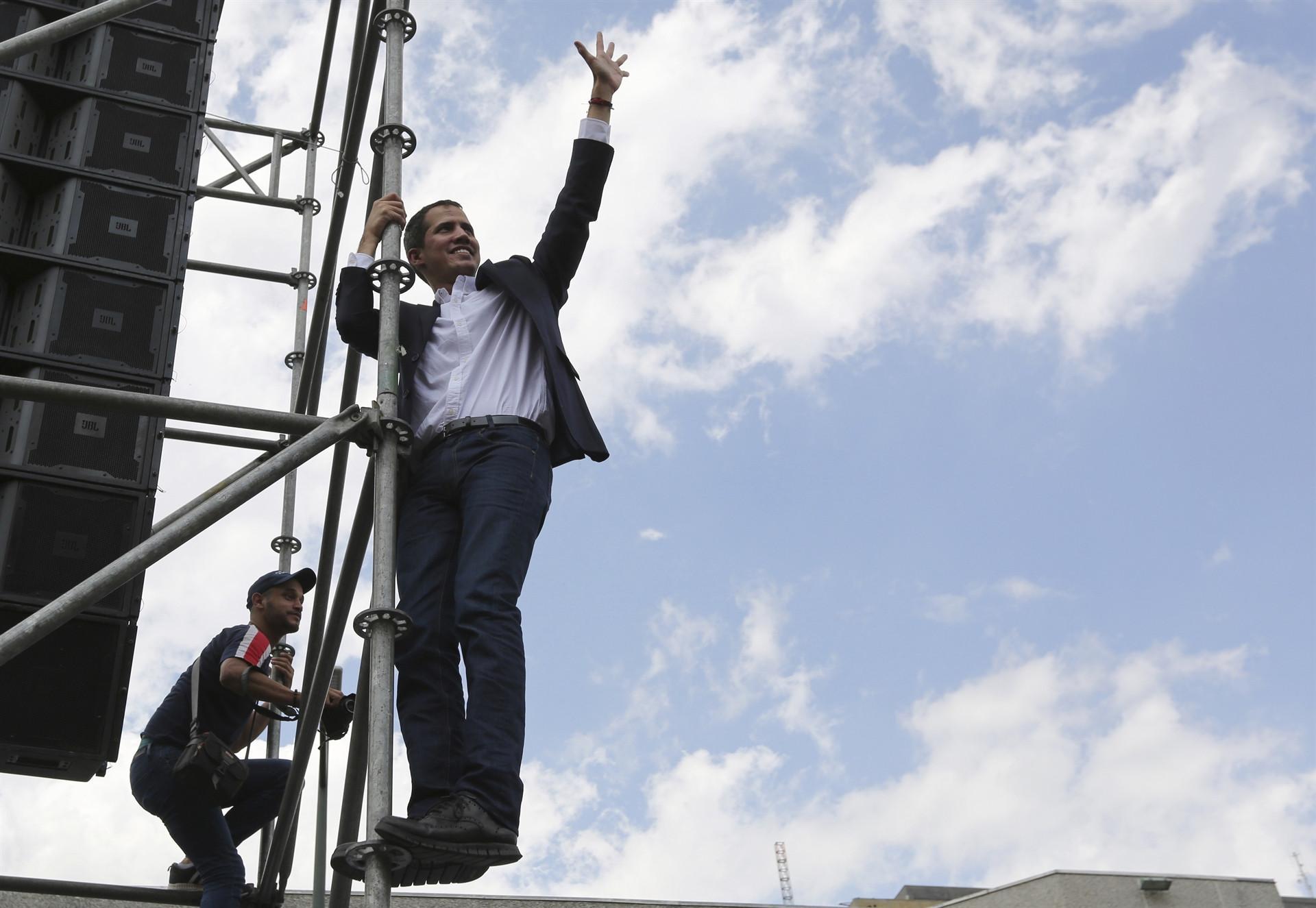 Guaido returns to Venezuela, calls for more street protests