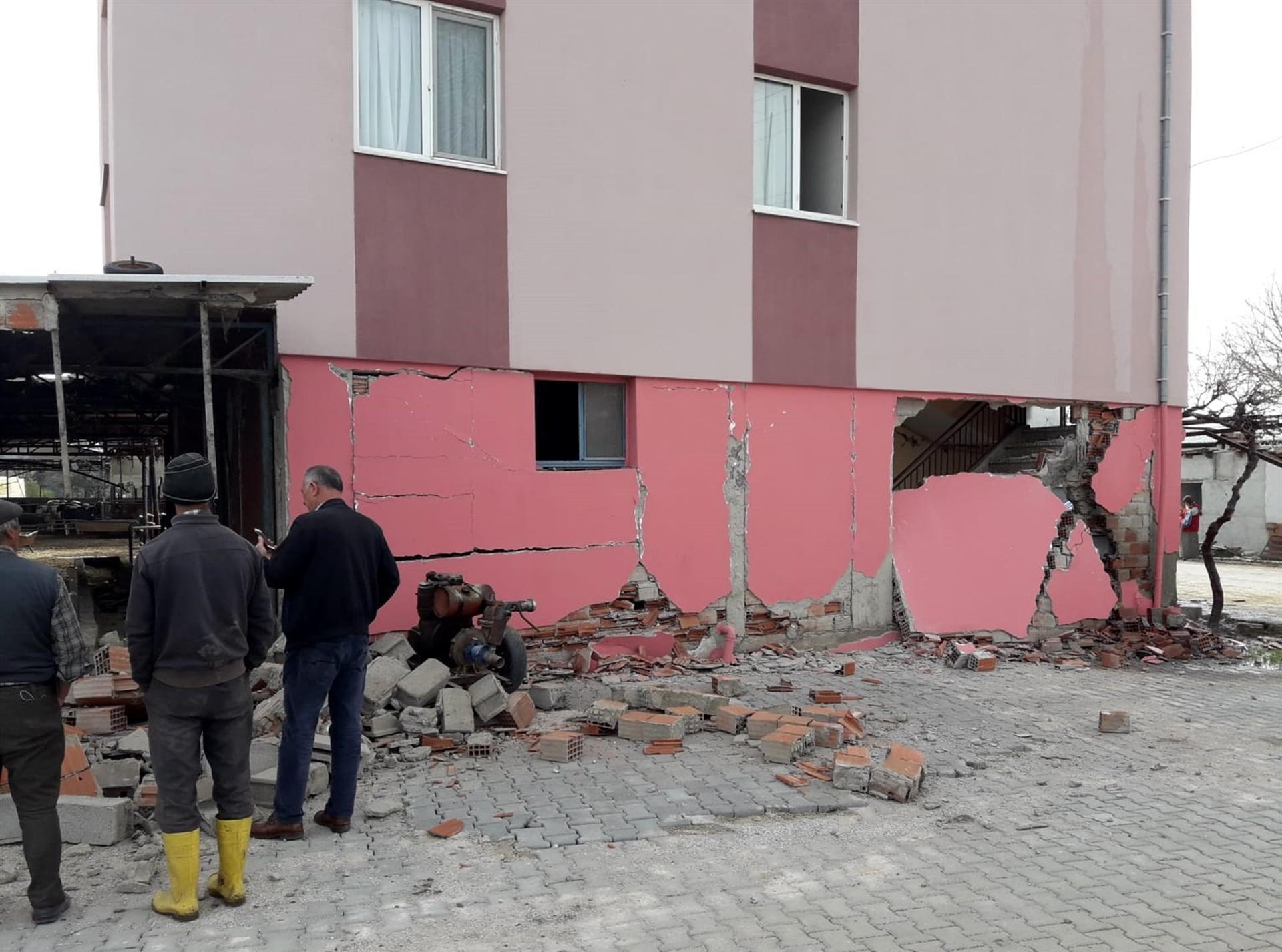 5.5-magnitude earthquake strikes southwestern Turkey