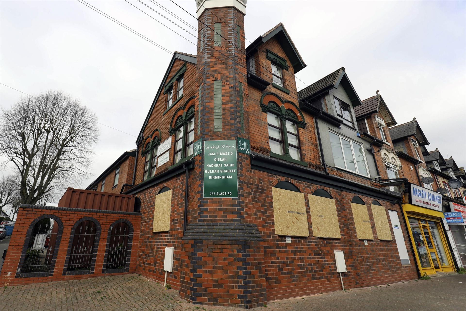 5 mosques vandalized in central England