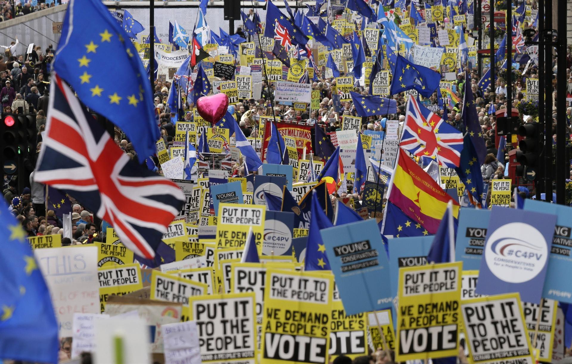 Hundreds of thousands march in London to demand new Brexit referendum