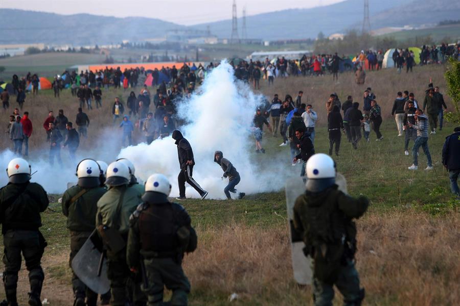 Greek minister urges migrants to leave border