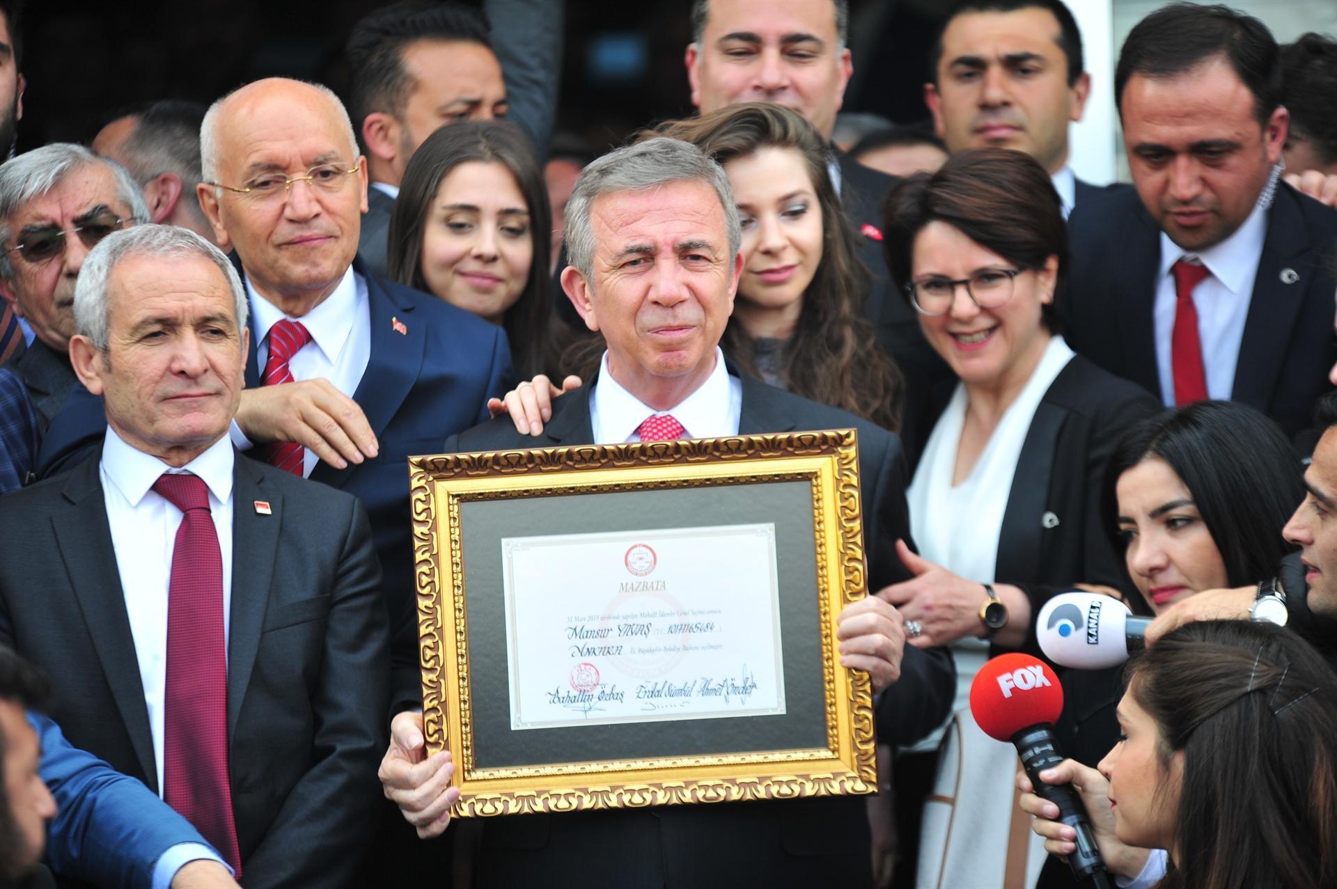 Ankara, İzmir mayors receive mandates to take office