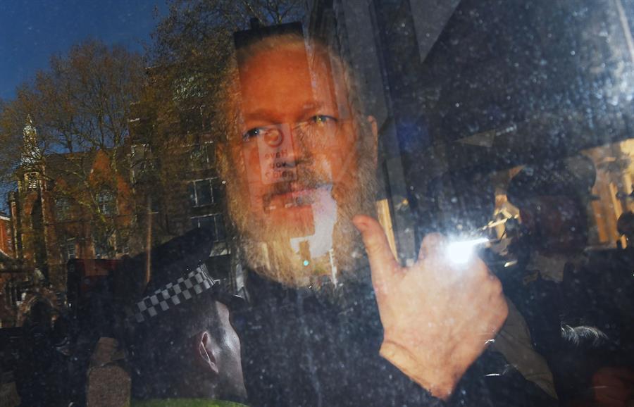 Ecuador president defends Assange asylum withdrawal