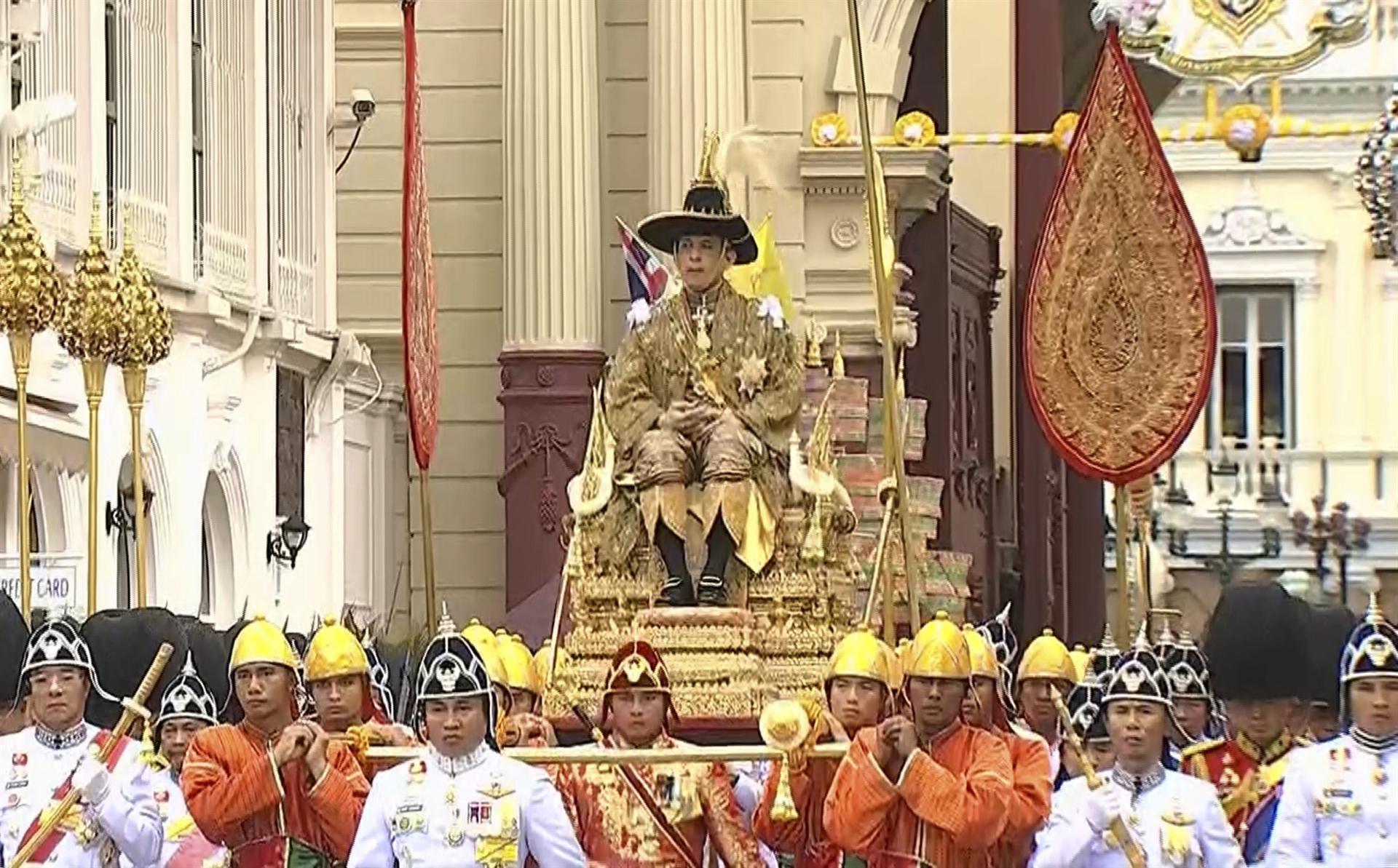 Thailand crowns king in ornate ceremonies
