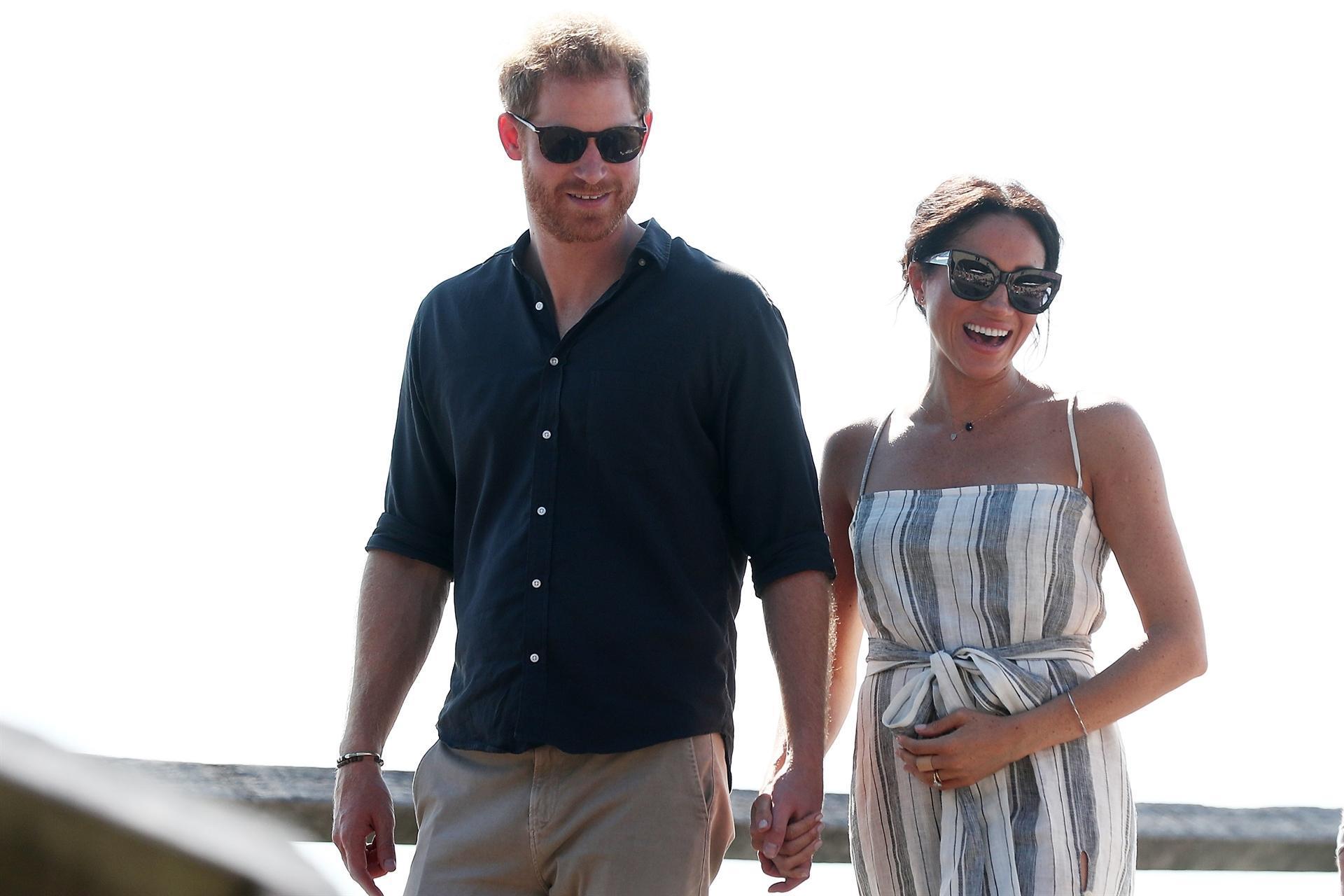 Fans await news of Harry and Meghans baby