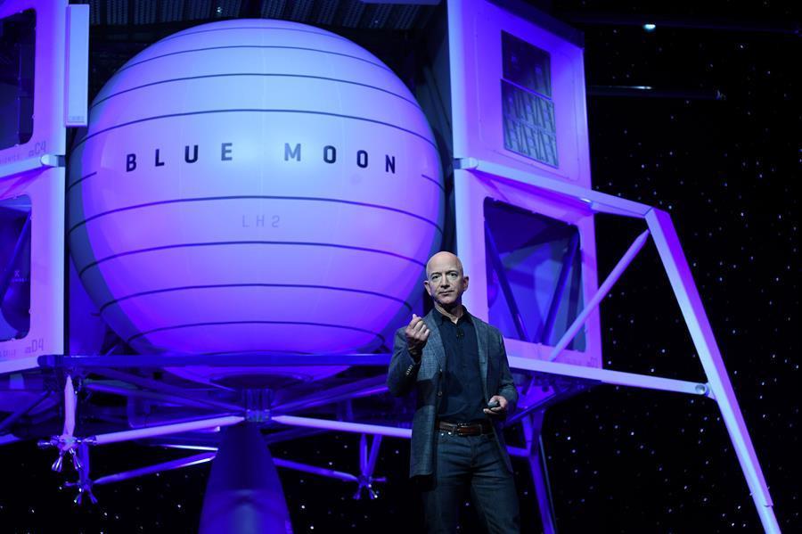 Amazons Bezos unveils lunar lander