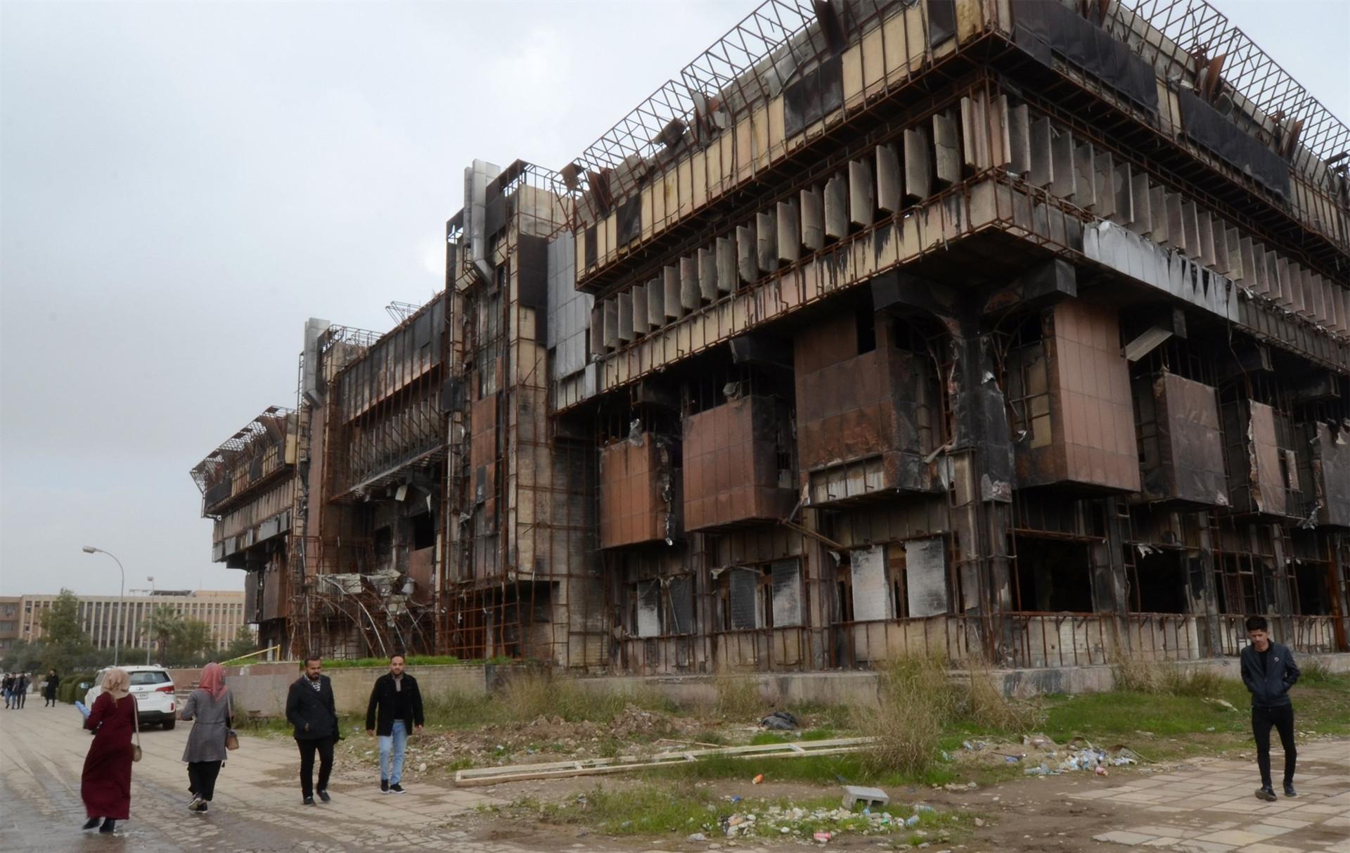 In Iraq, academics restock Mosuls barren bookshelves