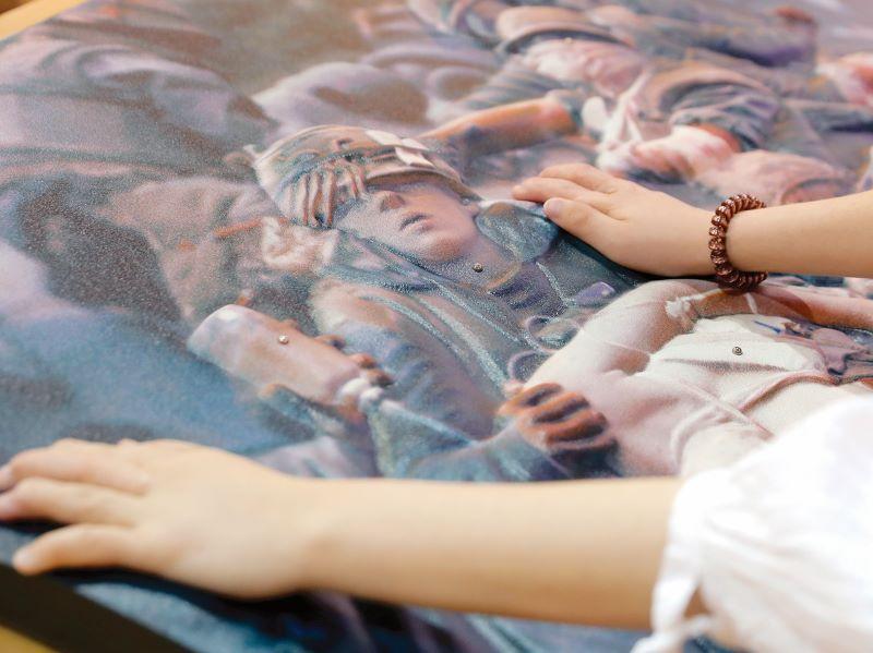 Different ways to show paintings to the blind