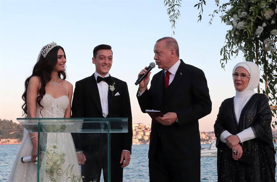 Erdoğan acts as witness at Özils wedding