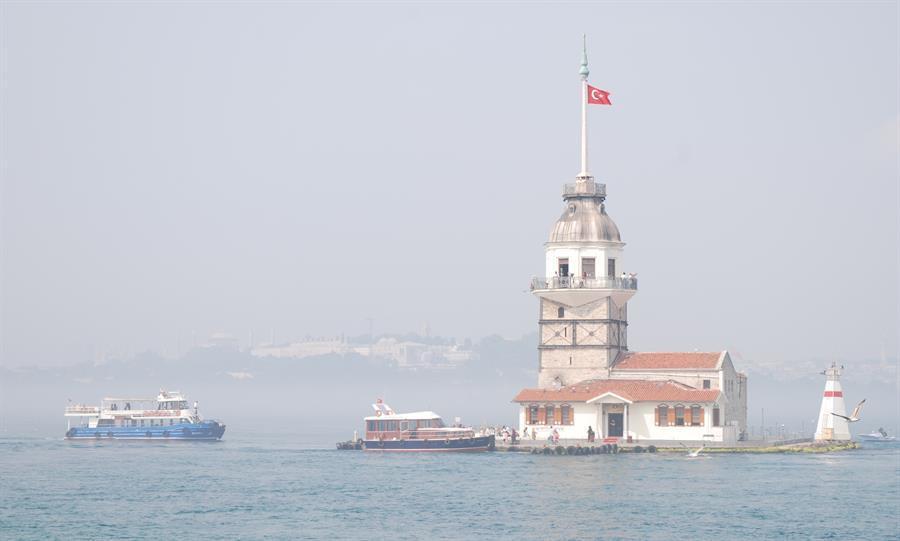 Fog shuts down traffic on Bosporus Strait