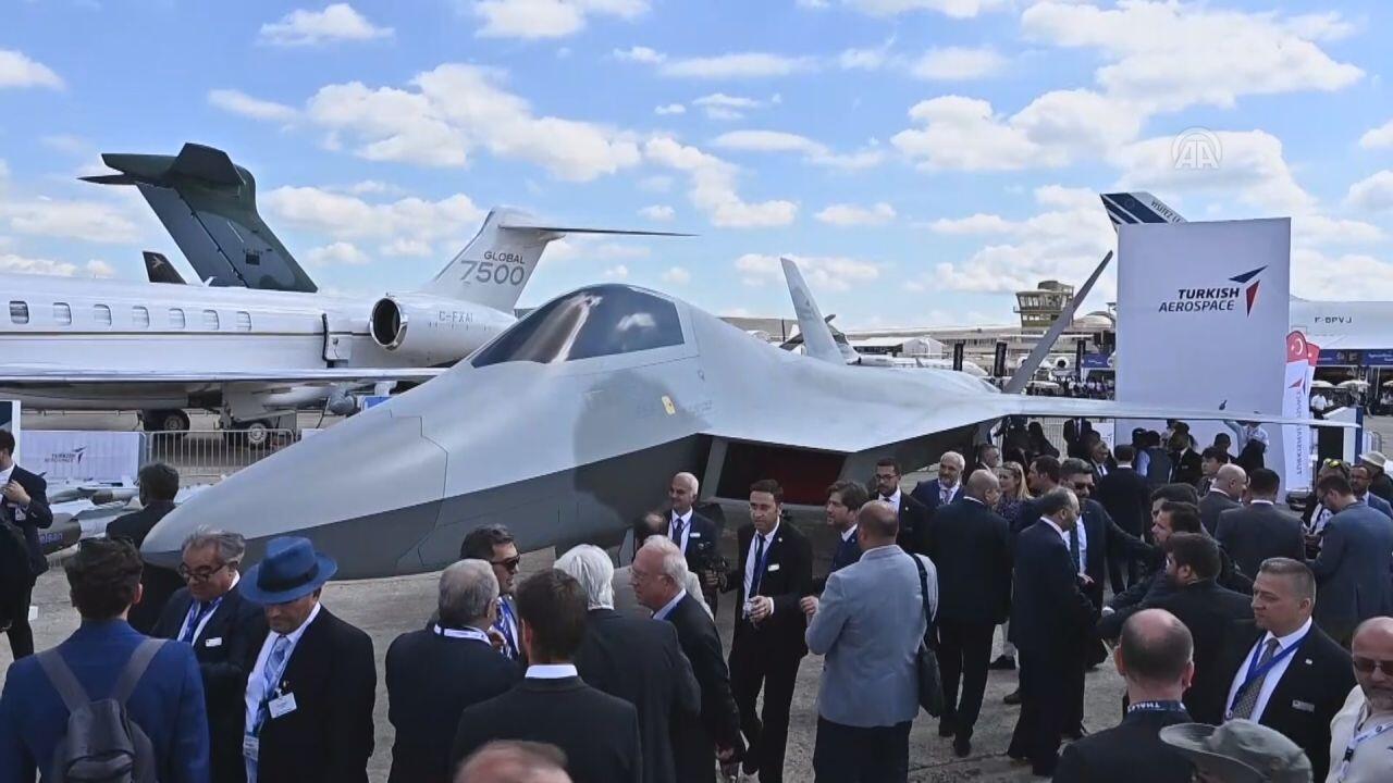 Turkeys first fighter jet makes debut in Paris