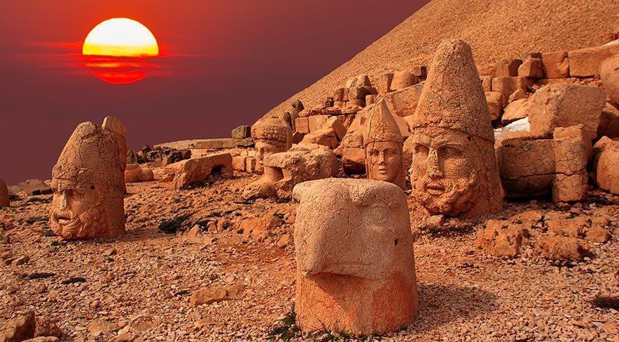 Majestic sunsets at Turkeys Mt. Nemrut draw tourists