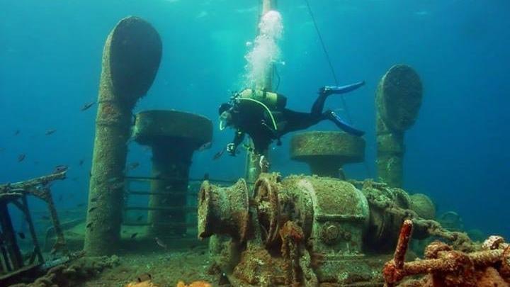 Sunken ship off Çeşme poses risk to ships