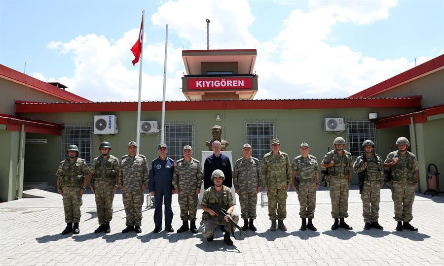Turkish defense chief inspects troops on Syria border