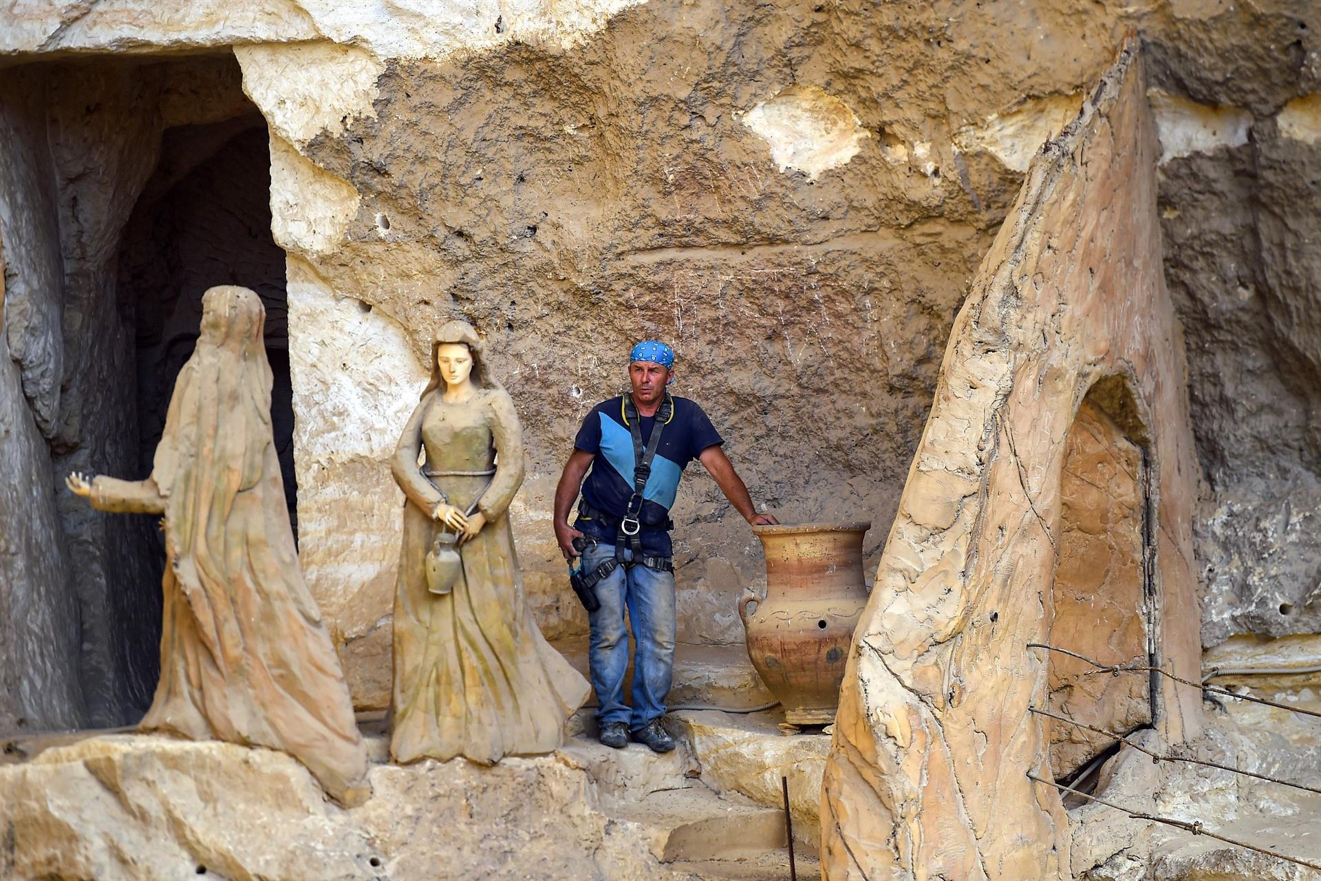 Artist adorns Egyptian cave church with biblical art