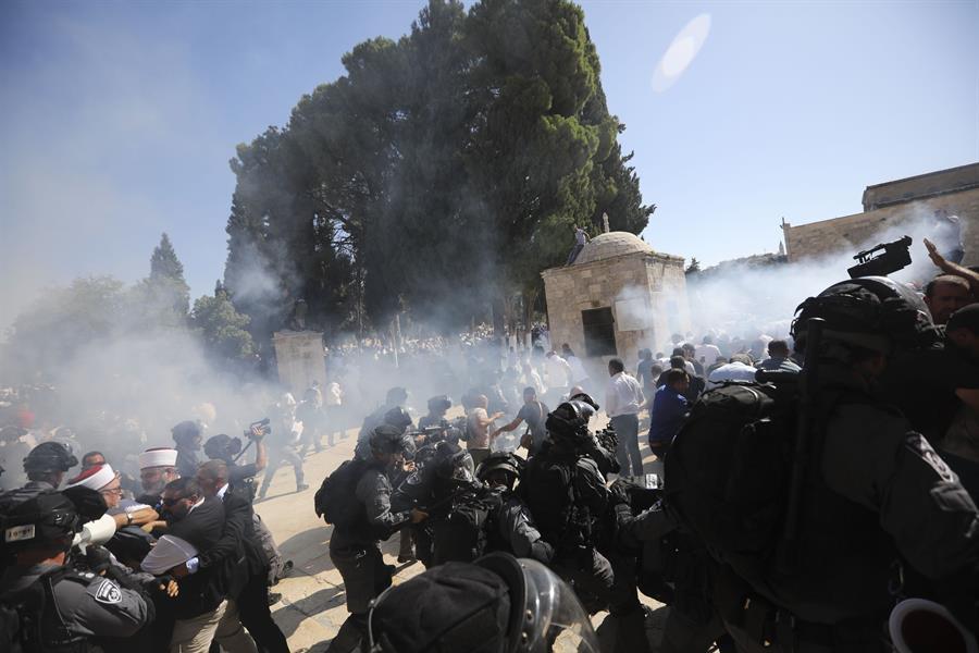 Israeli forces attack Palestinian worshipers in Al-Aqsa