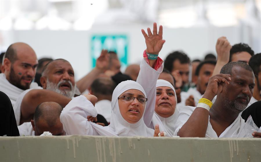 Pilgrims pelt devil with stones as final Hajj ritual