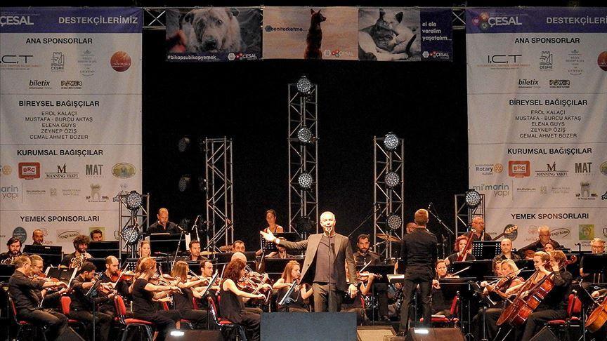 Italian tenor belts out for stray animals in Turkey’s west