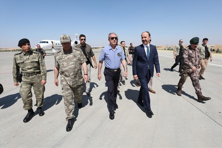 Turkish defense minister on border for Syria safe zone