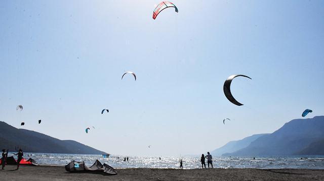 Mad Mehmet lures windsurfers