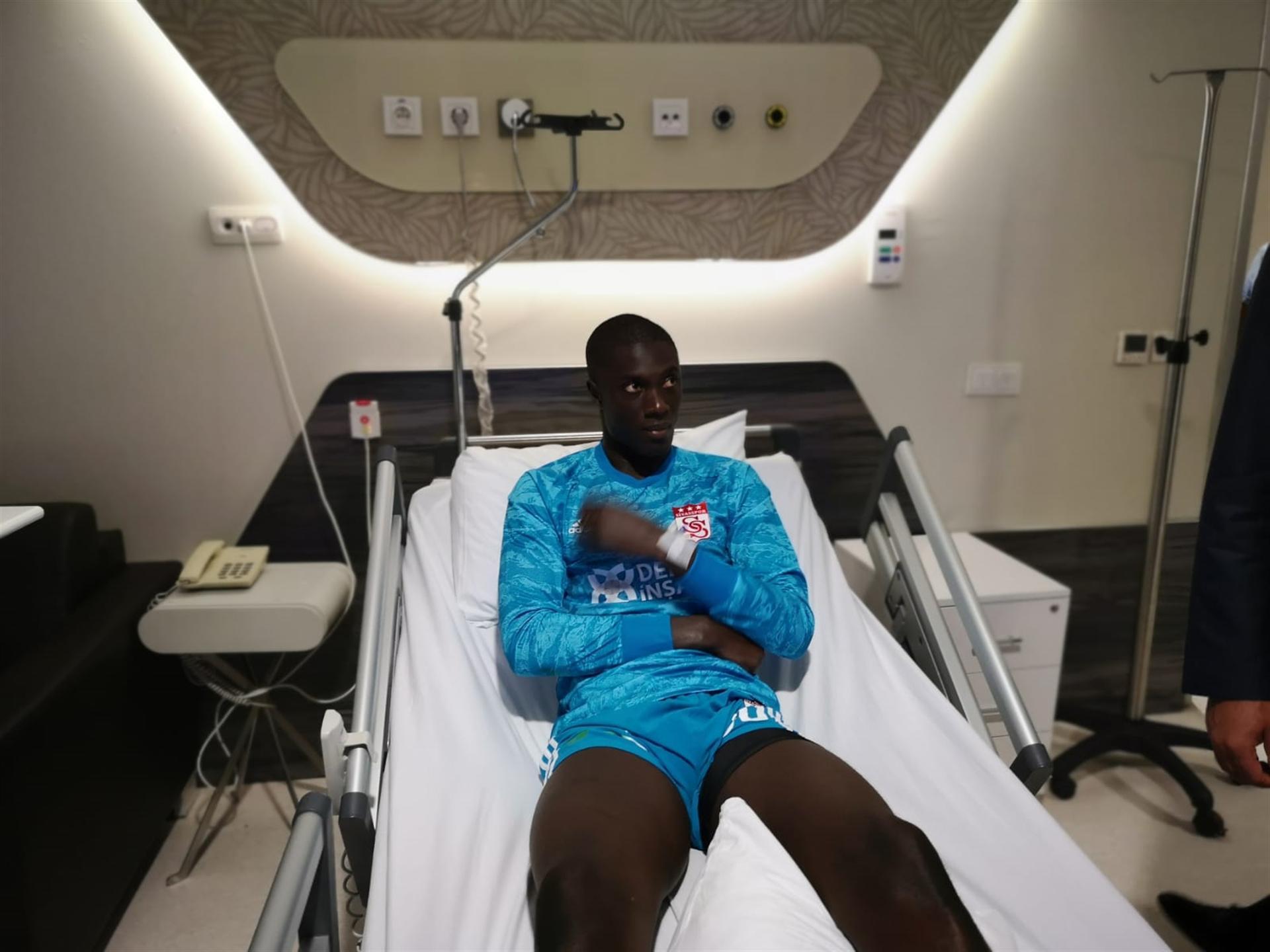 Sivasspor goalkeeper faints during Beşiktaş match