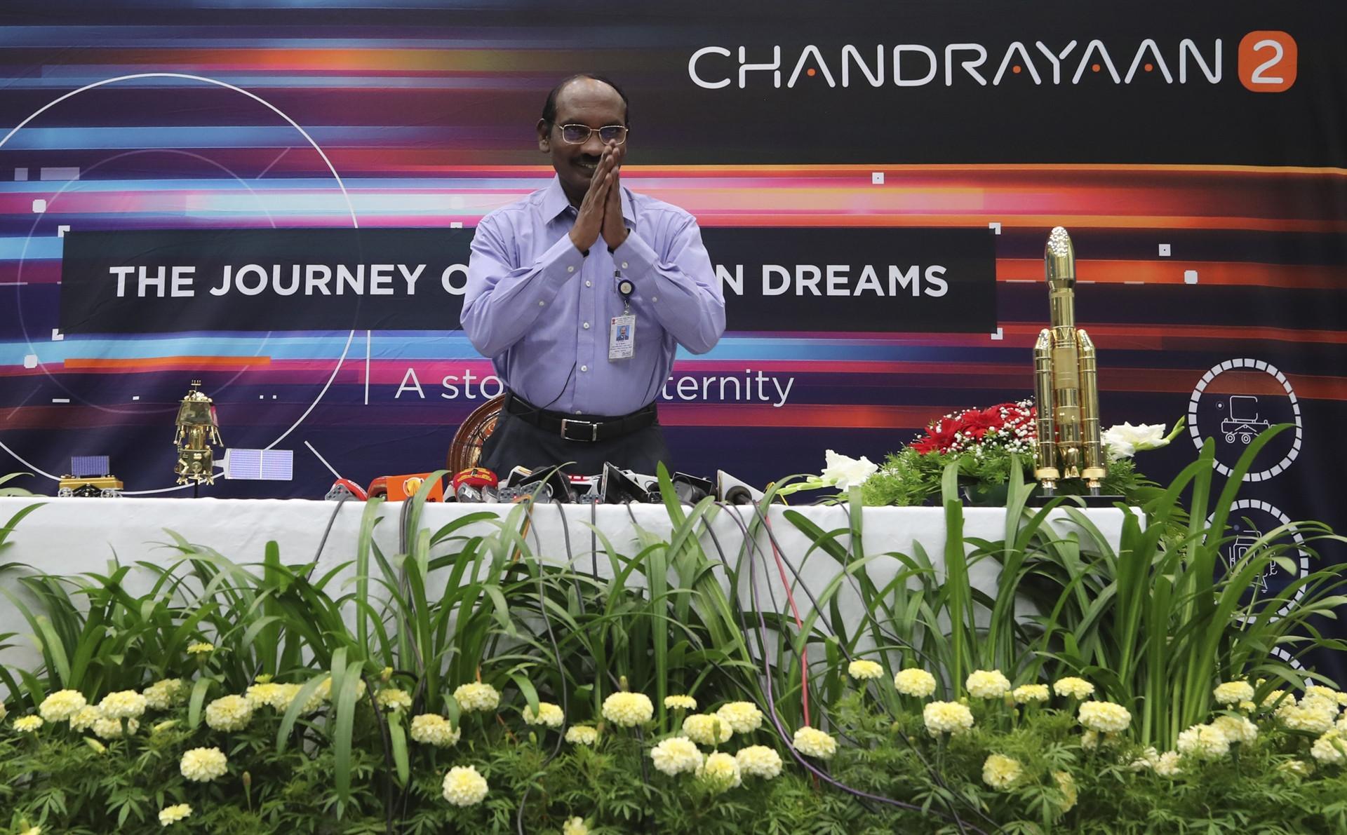 Indias Moon probe enters lunar orbit