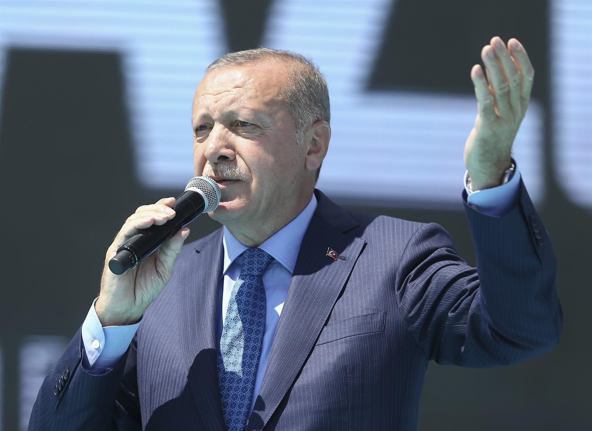 Turkey eyes land troops in safe zone in Syria