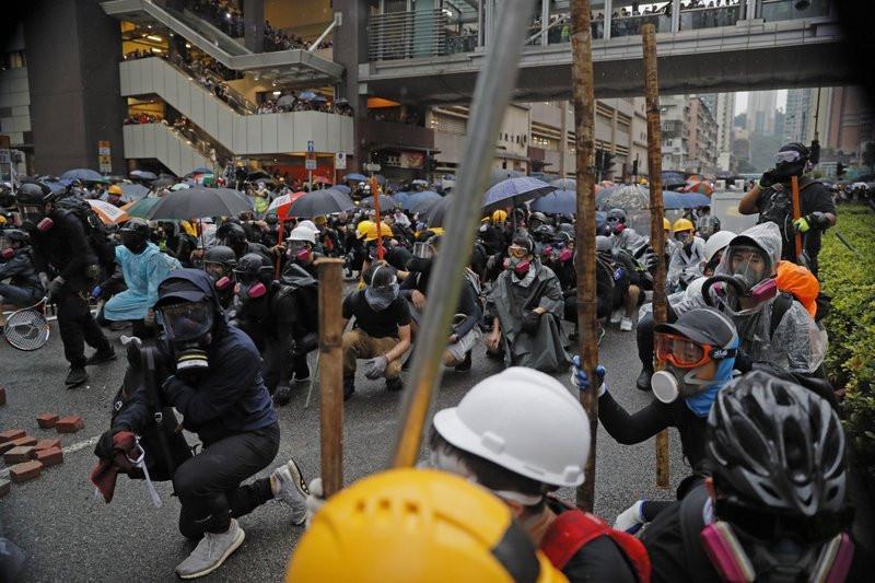 Hong Kong leader open to dialogue but wont budge on demands