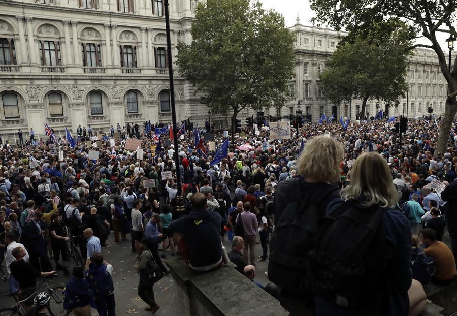 UKs Johnson sparks outrage after forcing suspension of parliament