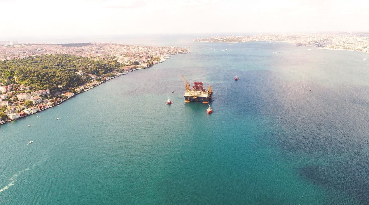 Bosphorus traffic paused as giant drilling rig passes