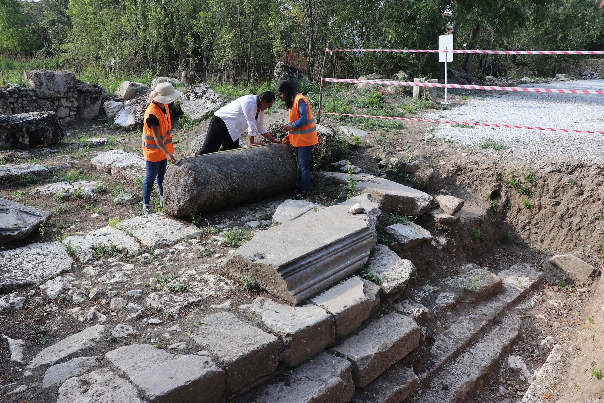 Archeologists unearth ancient memorial tomb in Aizanoi