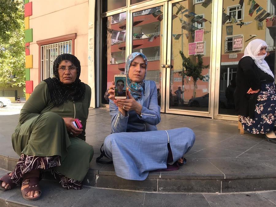 Families stage sit-in outside HDP office in SE Turkey