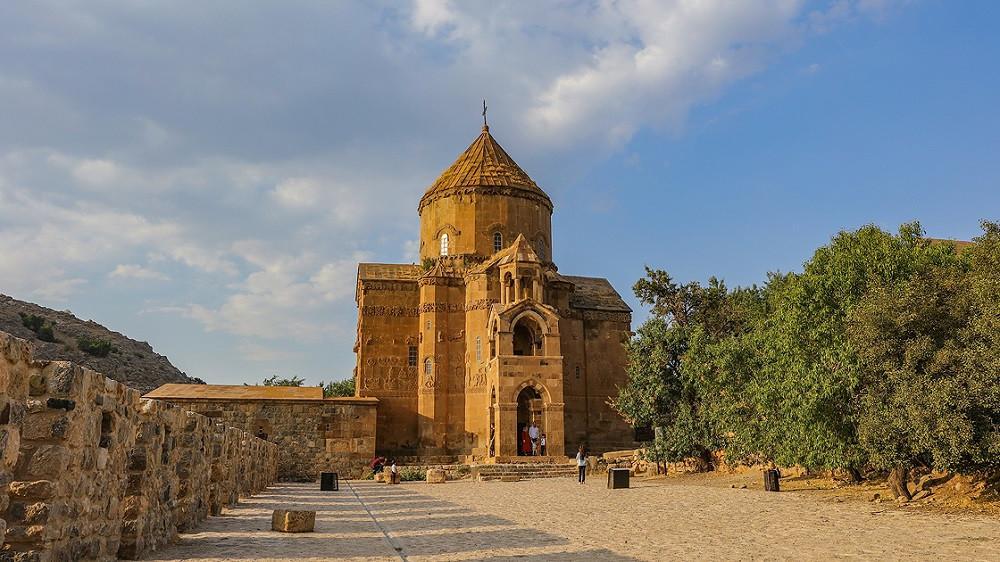 Over 160,000 tourists visit Akdamar Island in 2019