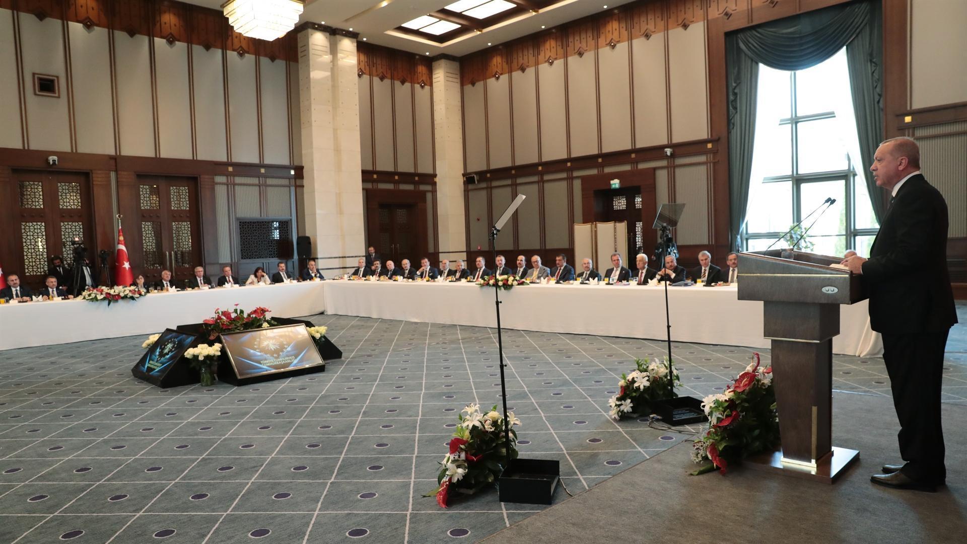 Turkish president tells mayors to leave politics aside